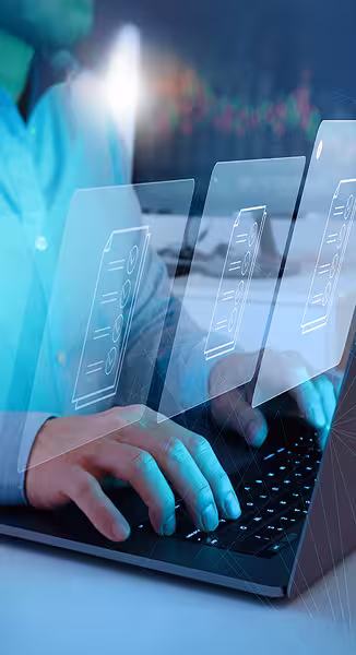 Krupni kadar ruku koje tipkaju na prijenosnom računalu, s tri prozirna virtualna zaslona koji prikazuju digitalne kontrolne liste s kvačicama
