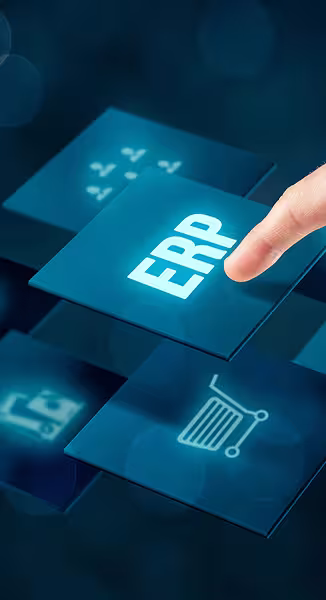 Krupni kadar prsta koji pritišće svijetleću plavu pločicu s natpisom ERP, okruženu drugim poslovnim ikonama poput košarice i financija